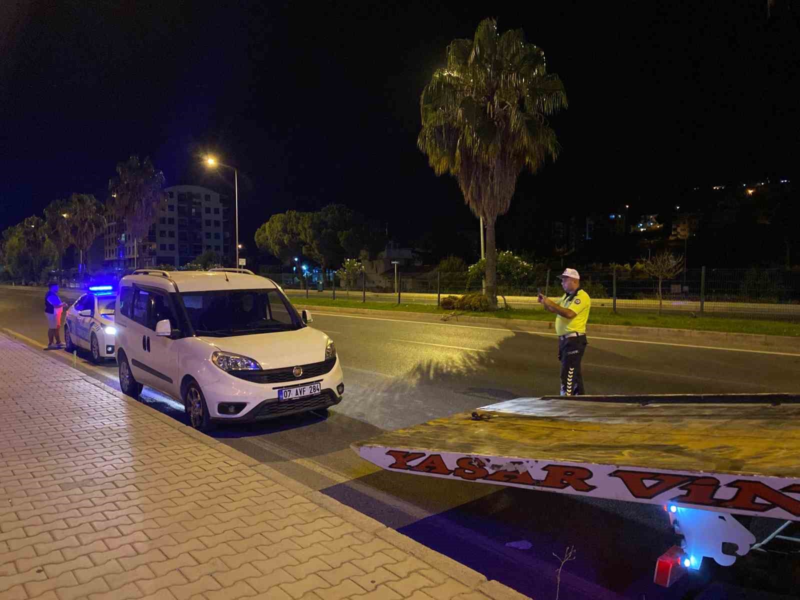 Kadını darp ederken kendisine müdahale eden polise mukavemette bulundu