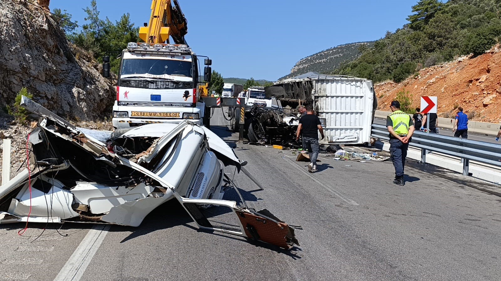 Kamyon tıra arkadan çarptı, ortalık savaş alanına döndü: 1 ölü