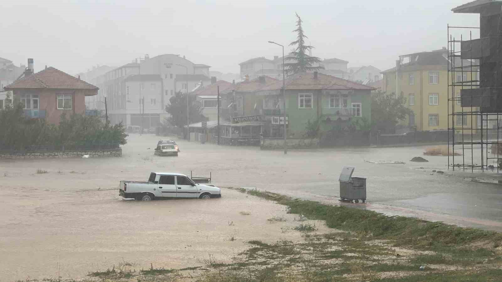 Karaman’da sağanak su baskınlarına neden oldu