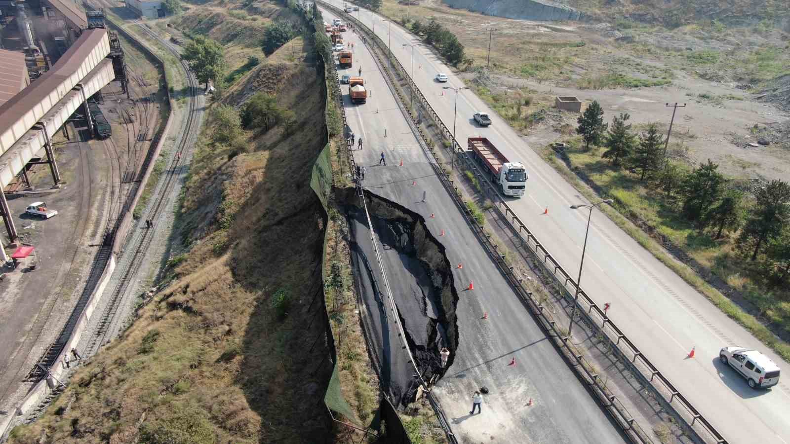 Karayolu tamamen çökünce demir yolu da ulaşıma kapandı