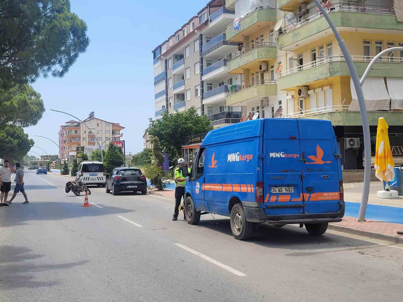 Kargo aracının açılan kapısı motosiklet sürücüsünü hastanelik etti: 1 yaralı