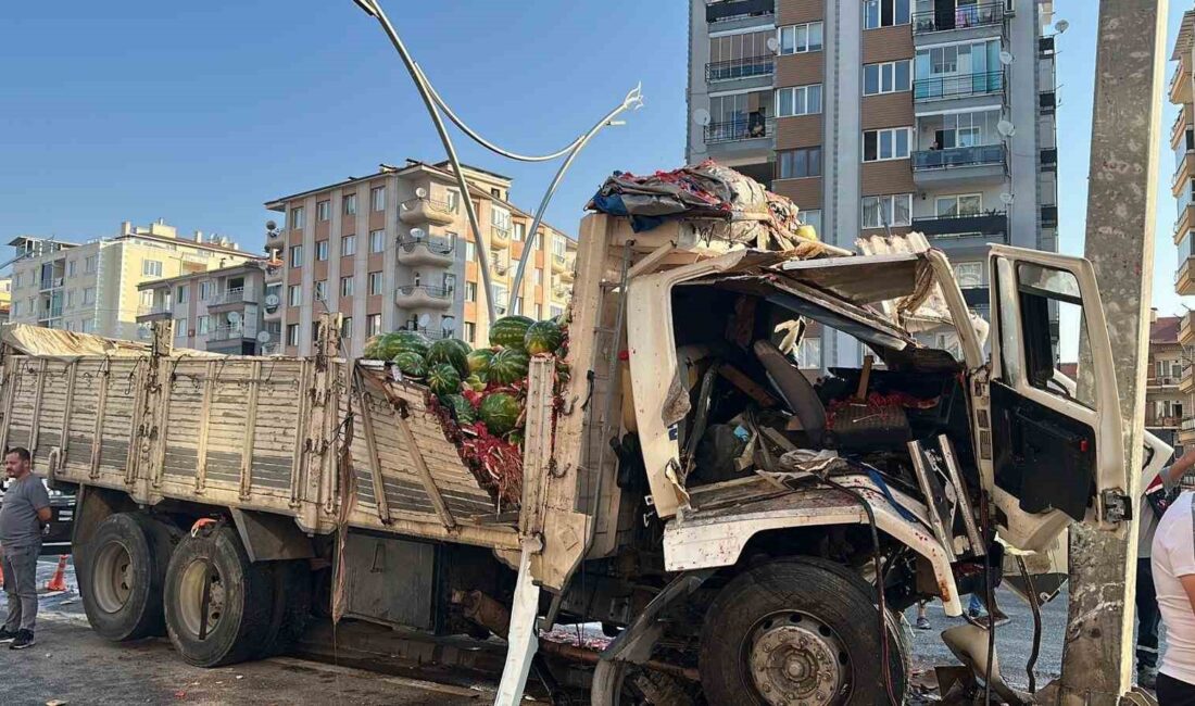 UŞAK’TA KARPUZ YÜKLÜ KAMYONUN YÖN TABELASINA ÇARPMASI SONUCU, SÜRÜCÜ OLAY