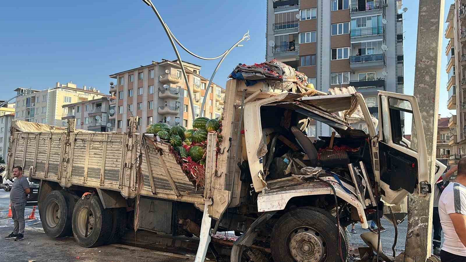 UŞAK’TA KARPUZ YÜKLÜ KAMYONUN YÖN TABELASINA ÇARPMASI SONUCU, SÜRÜCÜ OLAY