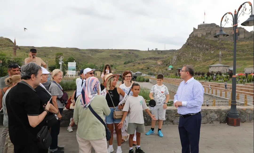 KARS VALİSİ TURİSTLERE REHBERLİK