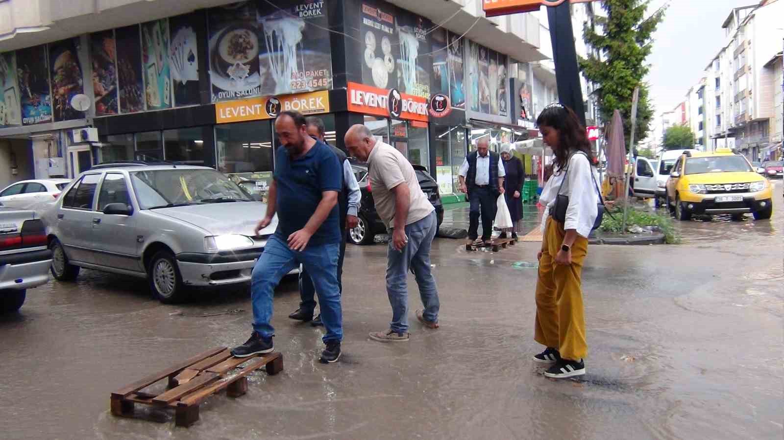 Kars’ta caddeler göle döndü