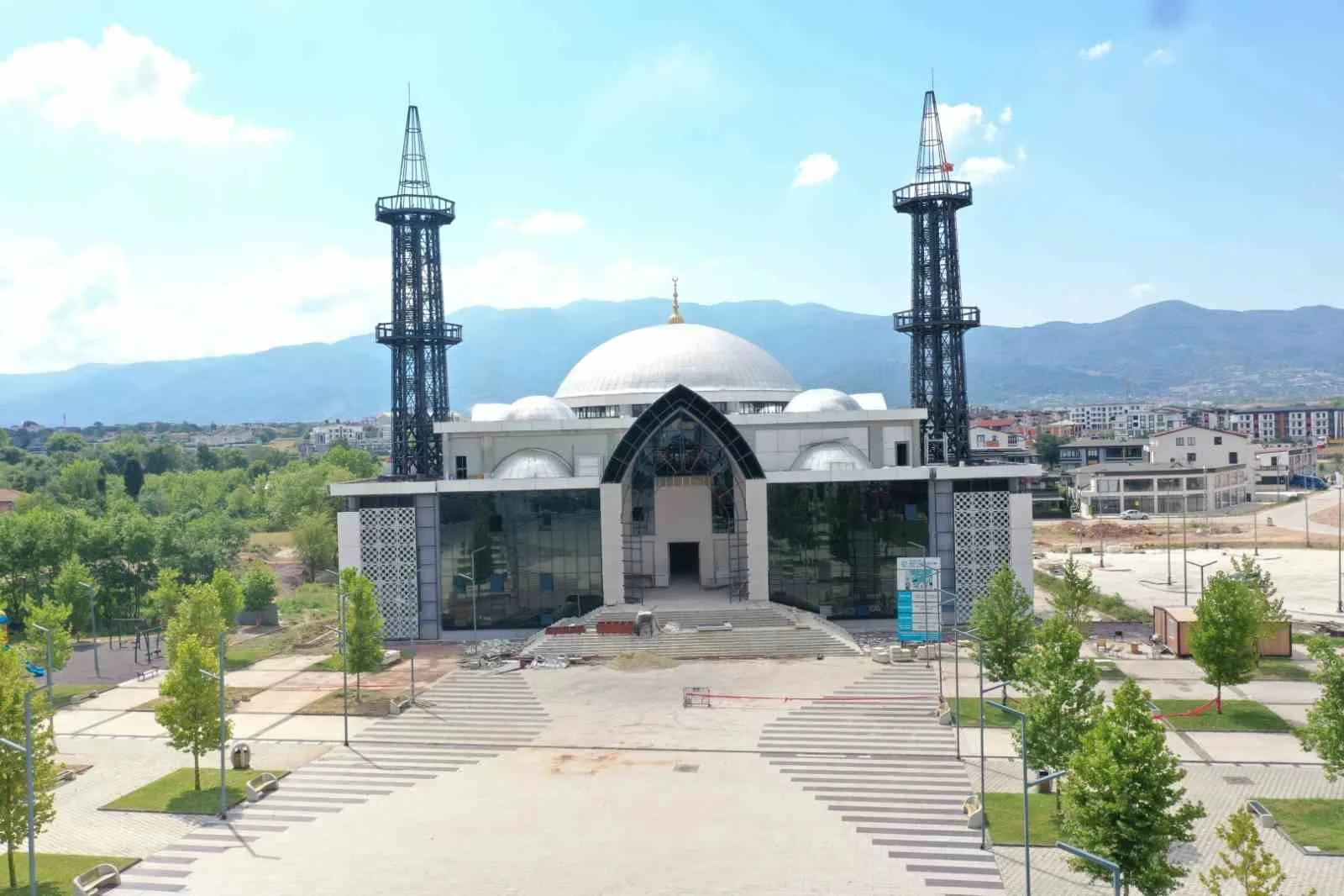 Kartepe Kent Meydanı Camii’nde hummalı çalışma