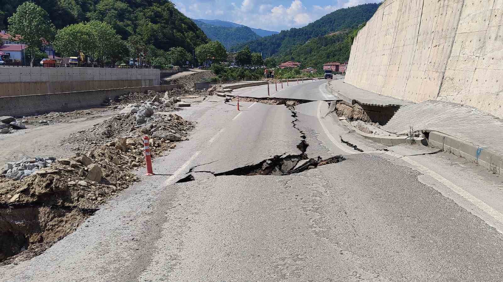 Kastamonu’da yol çöktü