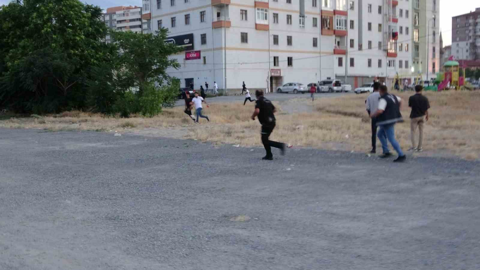 Kayseri’de çıkan olaylarda 21 polis ve 1 itfaiye personeli yaralandı