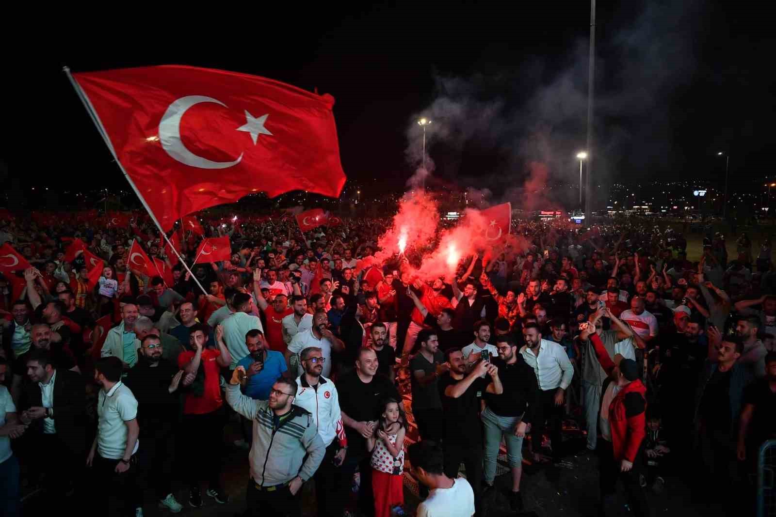 Kayserililer çeyrek final heyecanını Millet Bahçesi’nde yaşadı