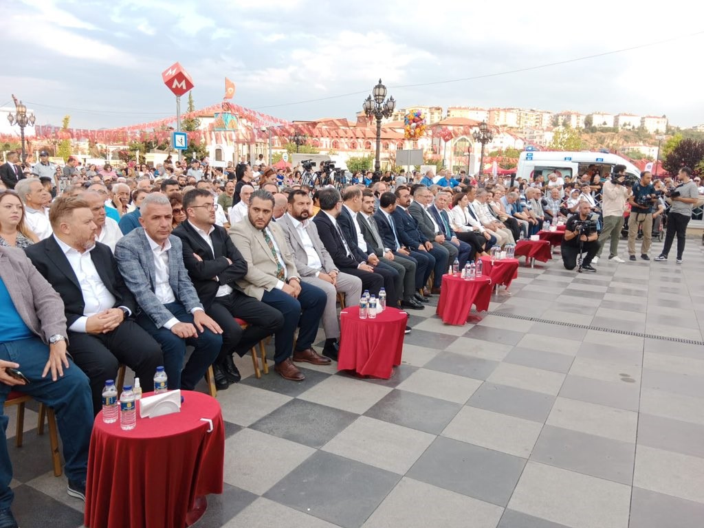 ANKARA’NIN KEÇİÖREN BELEDİYESİ İLE 18 ALEVİ DERNEĞİ İLÇE MEYDANINDA VATANDAŞLARA