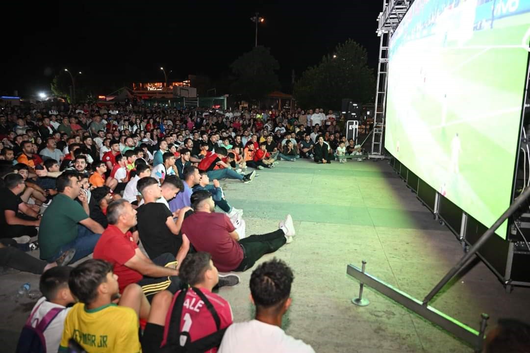 Kırşehir’de yüzlerce kişi dev ekrandan Avusturya-Türkiye maçını izledi