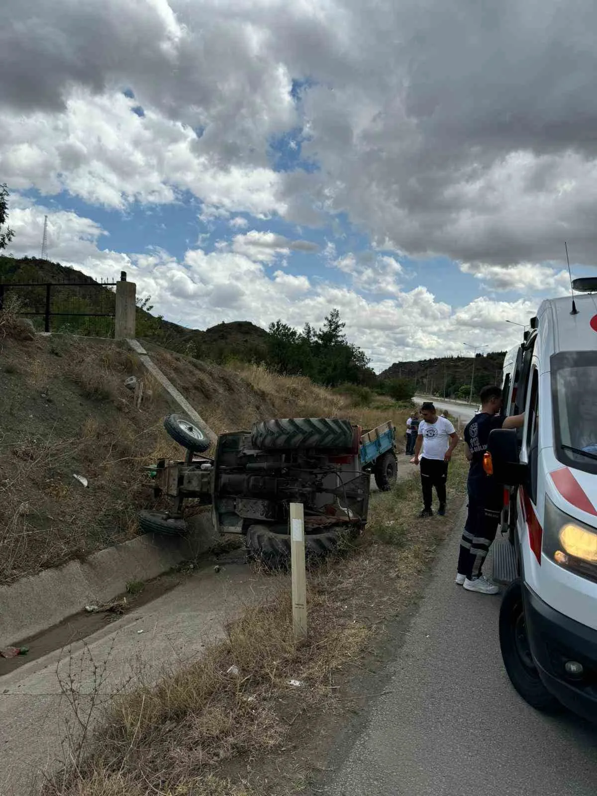 Kontrolden çıkan traktör devrildi, sürücü yaralandı