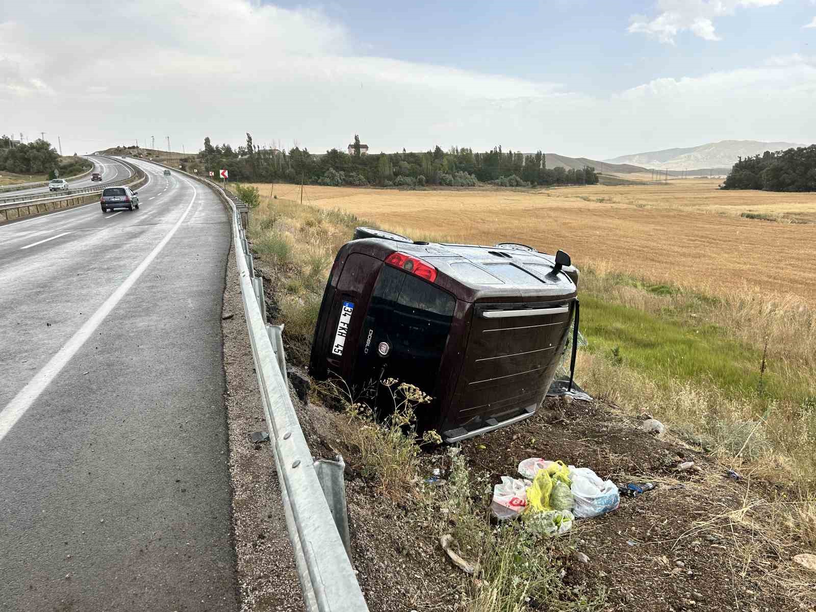 Kontrolden çıkıp şarampole uçtu, araçta bulunan 5 kişi yaralandı