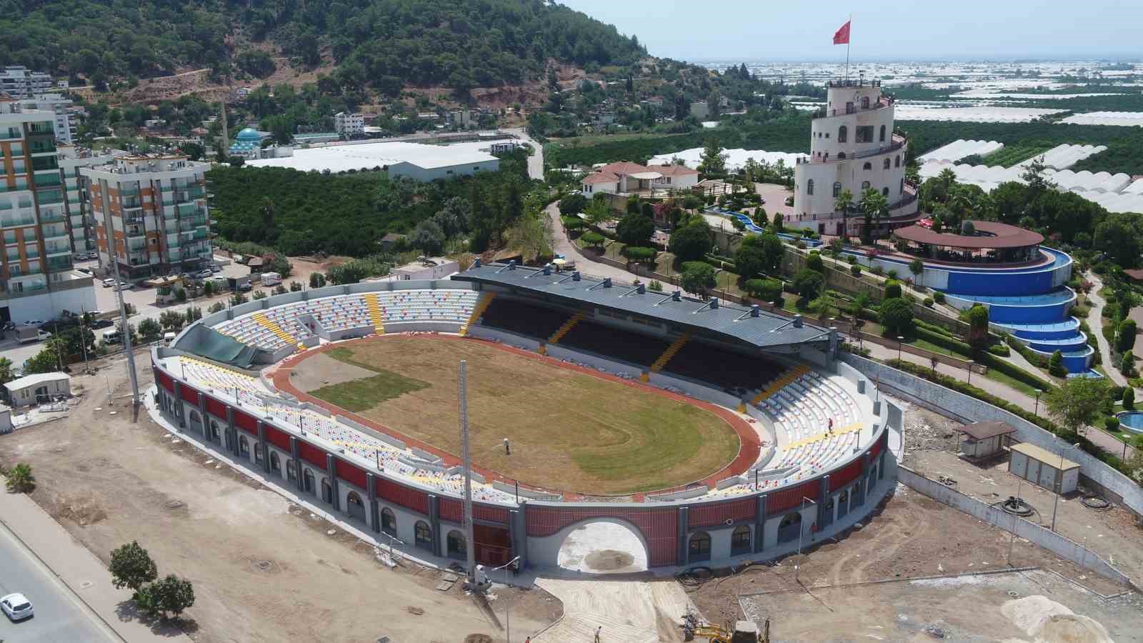 Kumluca Atatürk Stadyumu’nda son rötuşlar yapılıyor