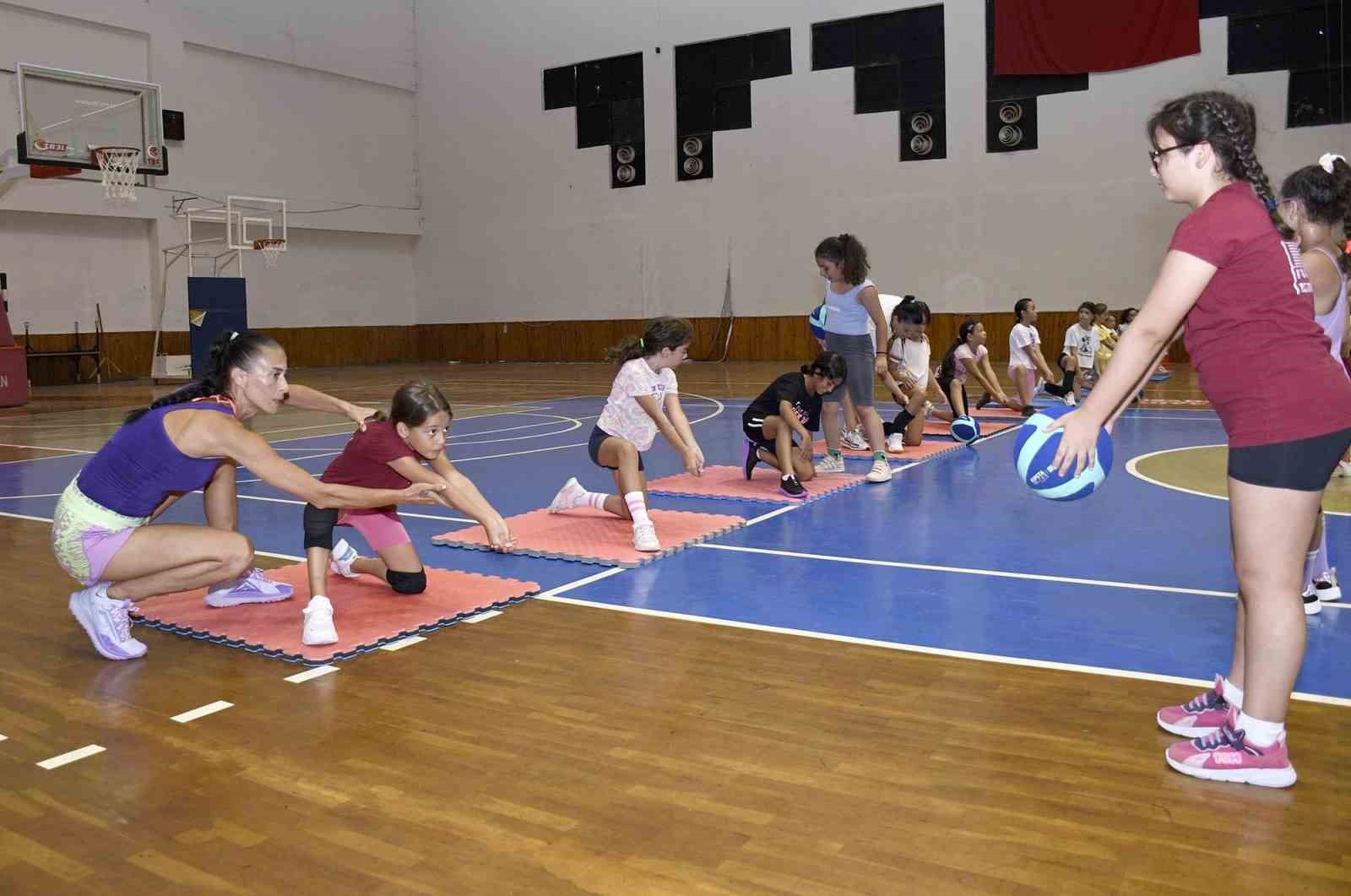 Kuşadası’nda çocuklar yaz spor okuluyla tatili keyifli geçiriyor