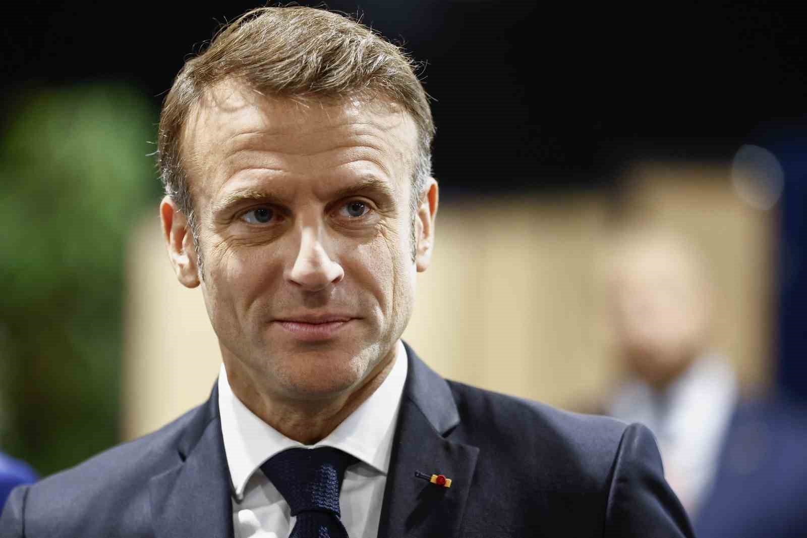 Macron: “Cumhuriyet değerlerine inanan tüm siyasi güçleri, çoğunluk oluşturmak için samimi ve dürüst bir diyaloğa davet ediyorum”