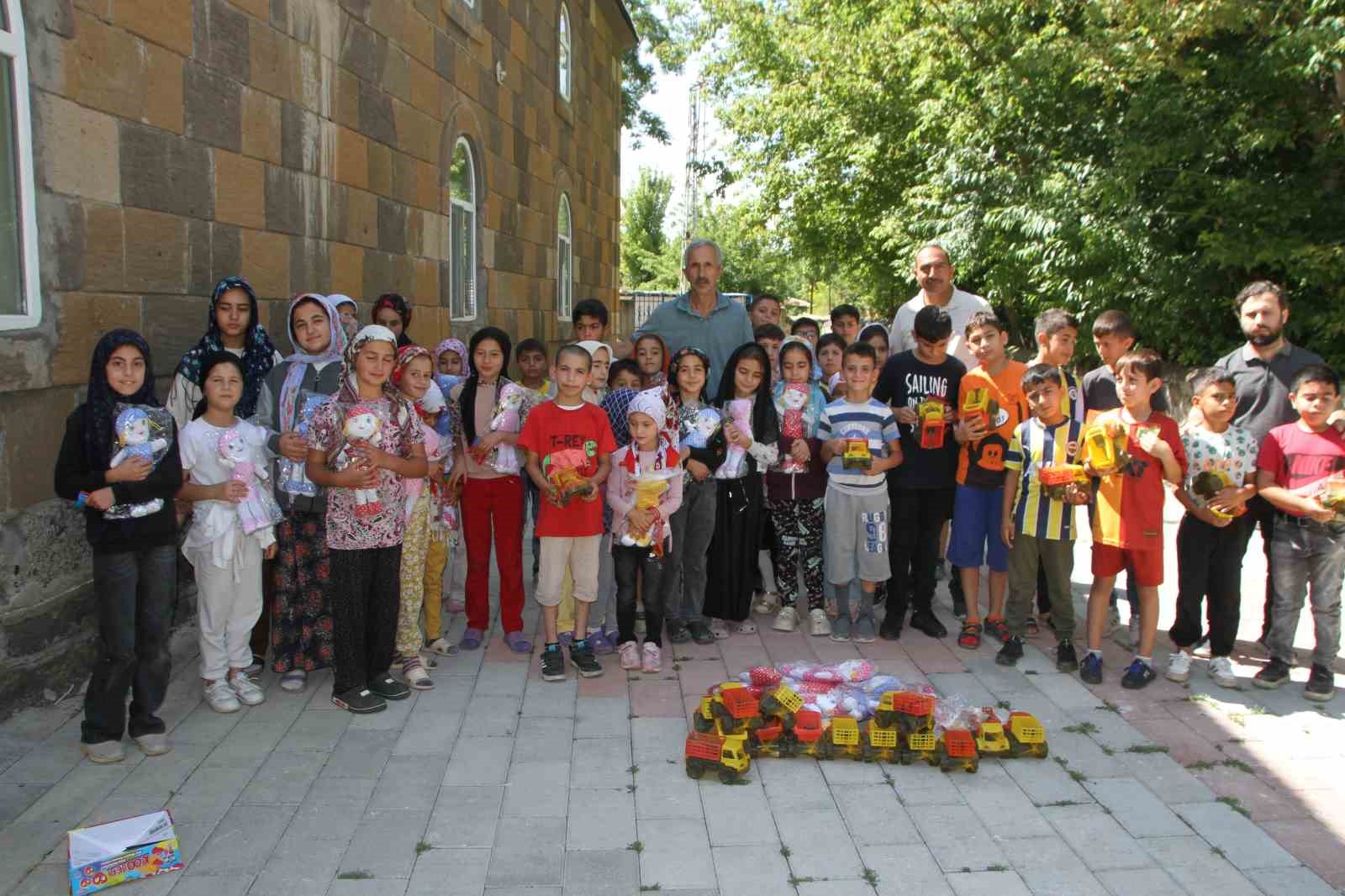 Mahalle muhtarından Kur’an kursu öğrencilerine oyuncak sürprizi