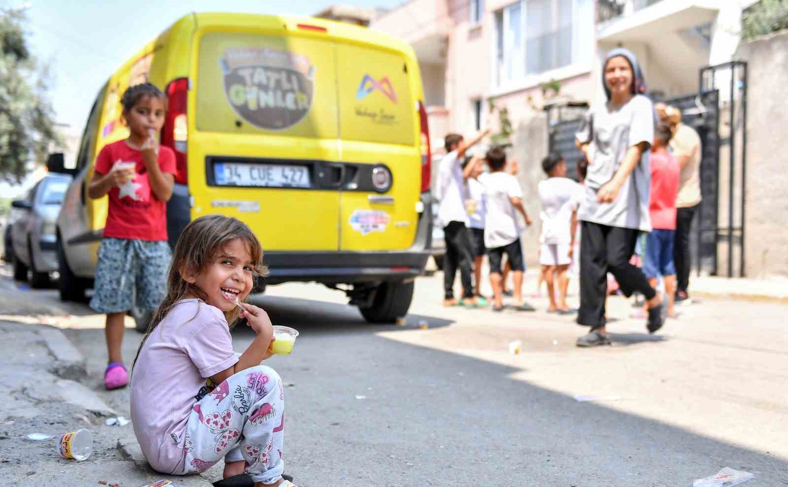 Mersin’de çocuklara limonlu dondurma ikram ediliyor