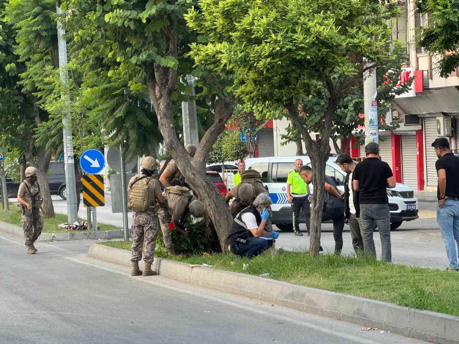 Mersin’de karakol önünde havaya ateş açan şahsı özel harekat polisi vurdu