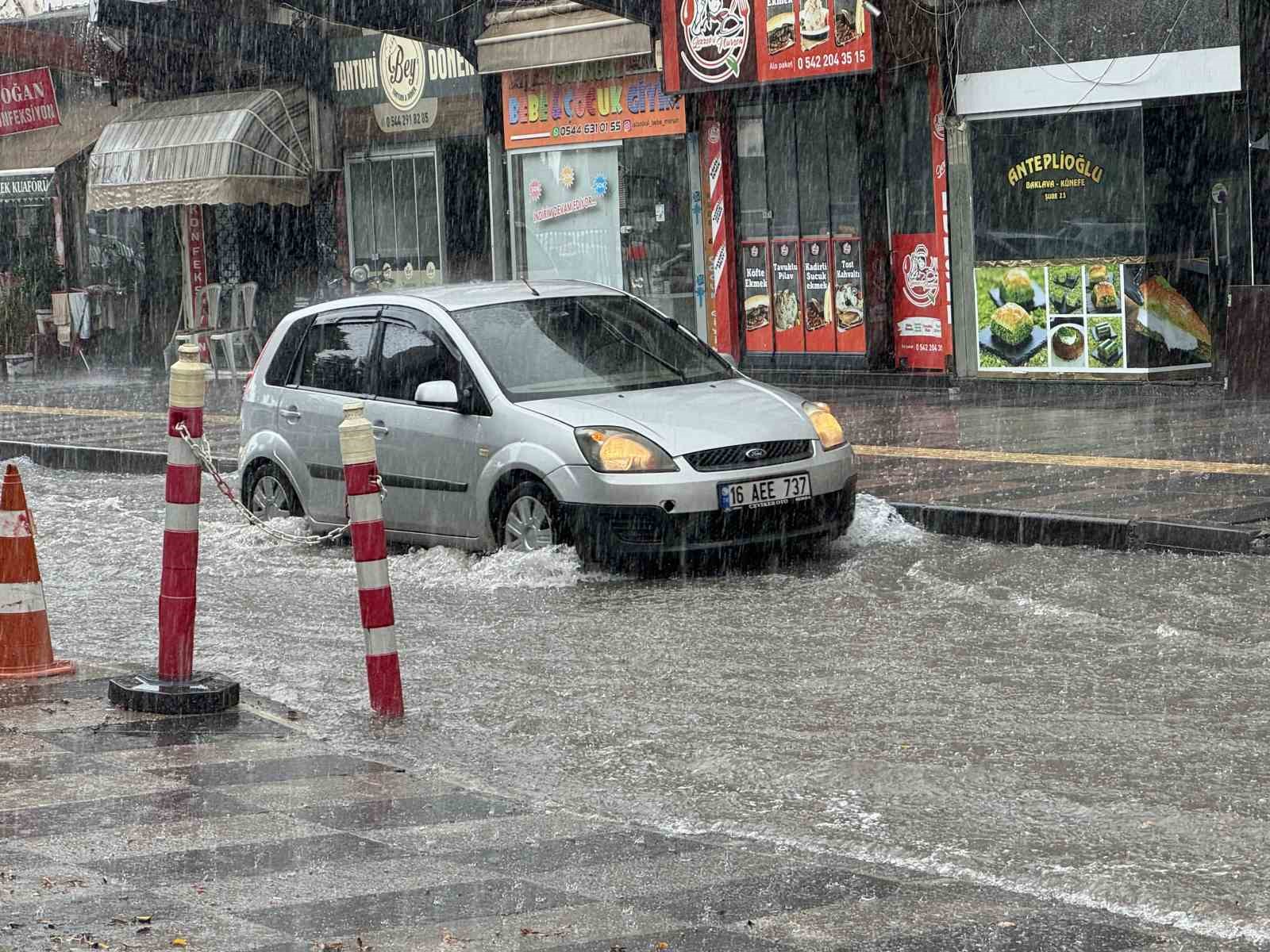 Mersin’de yaz yağmuru etkili oldu