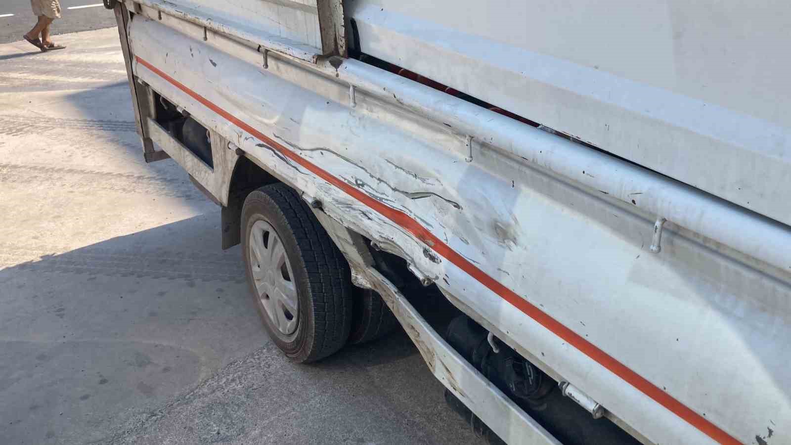 Motosiklet kamyonete çarptı, fırlayan yolcuyu başka araç ezdi: 2 yaralı