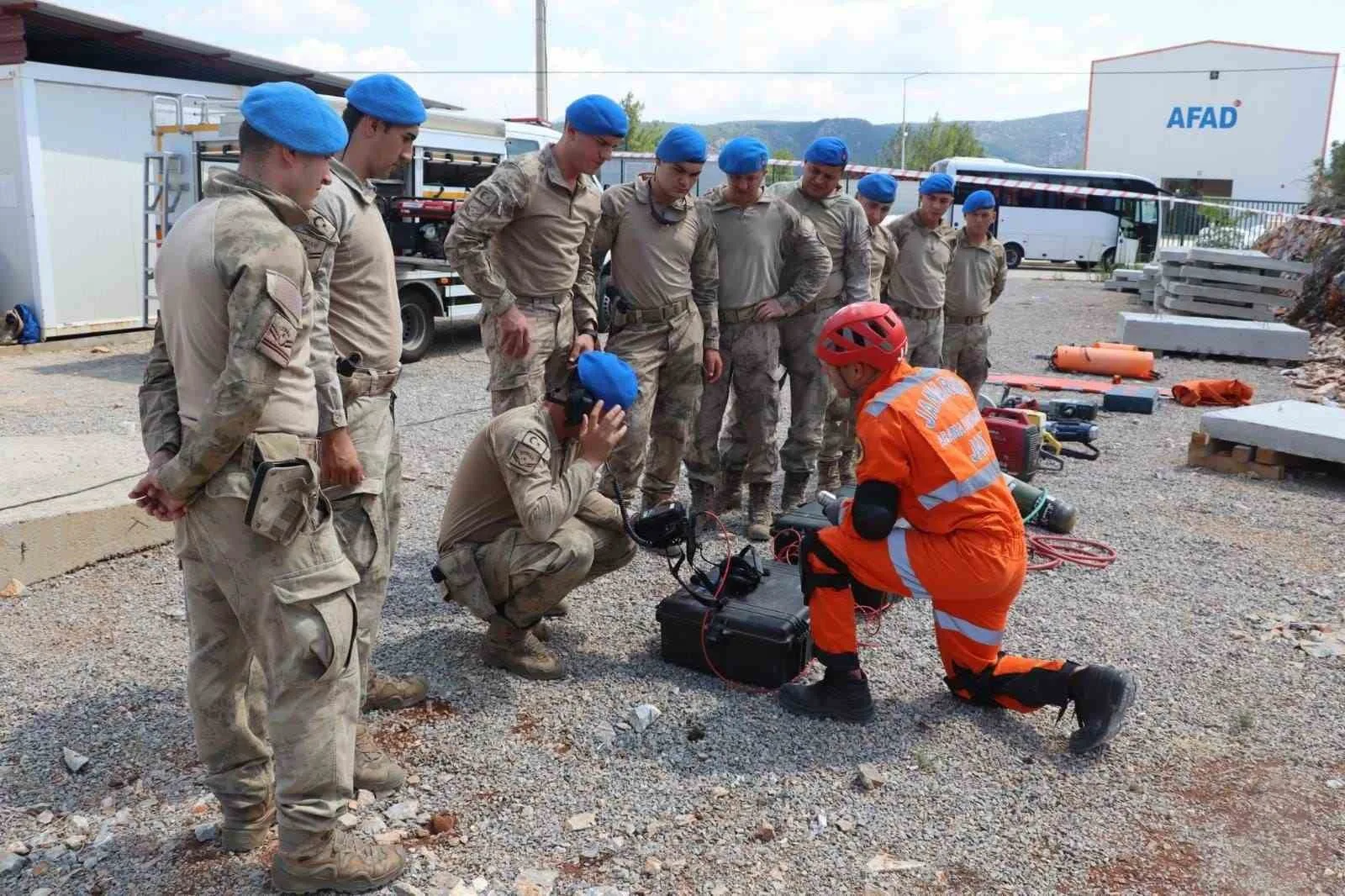 Muğla İl Jandarma Komutanlığı’nda depremde arama kurtarma eğitimi verildi