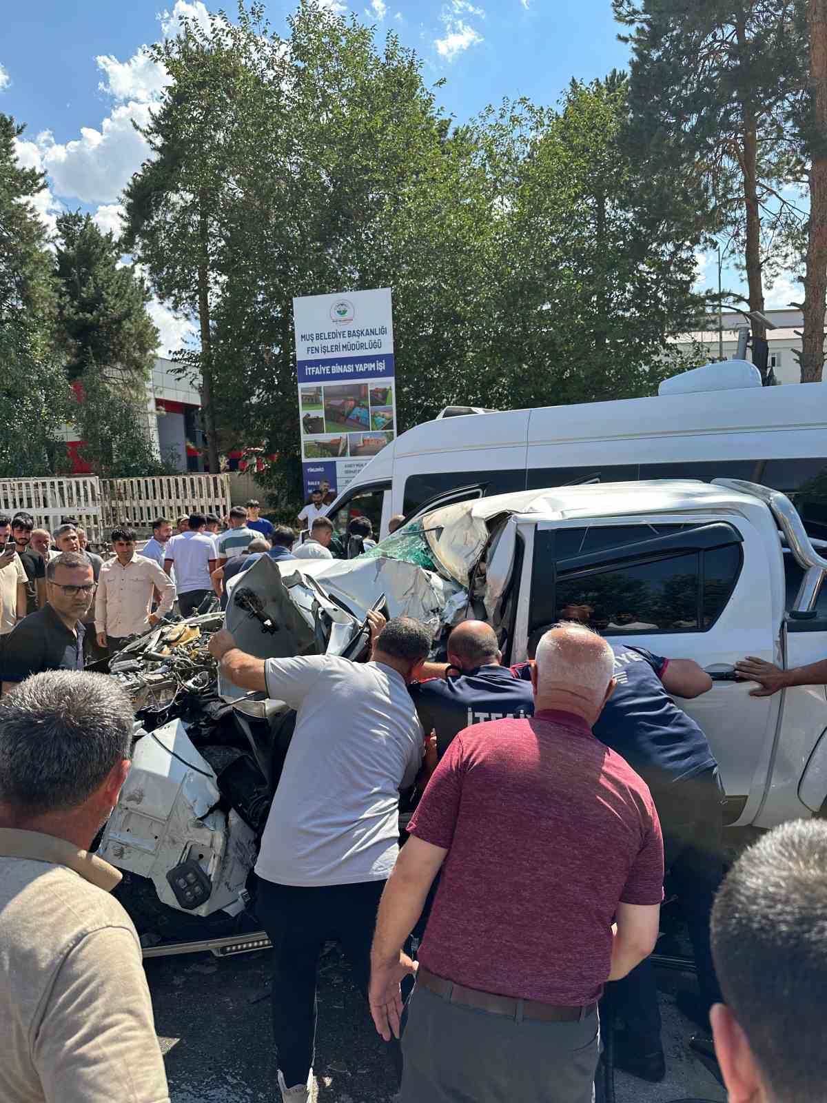 Muş’ta kamyonet kamyona arkadan çarptı: 2 yaralı