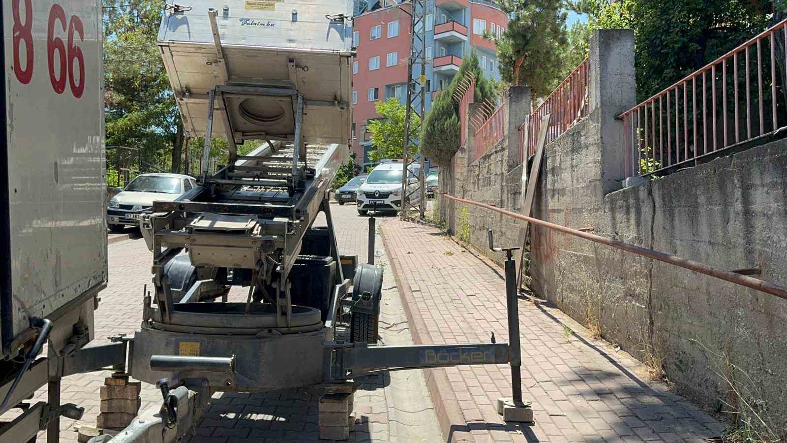 Nakliye firmasının asansörü elektrik tellerine değince 2 kişi yaralandı