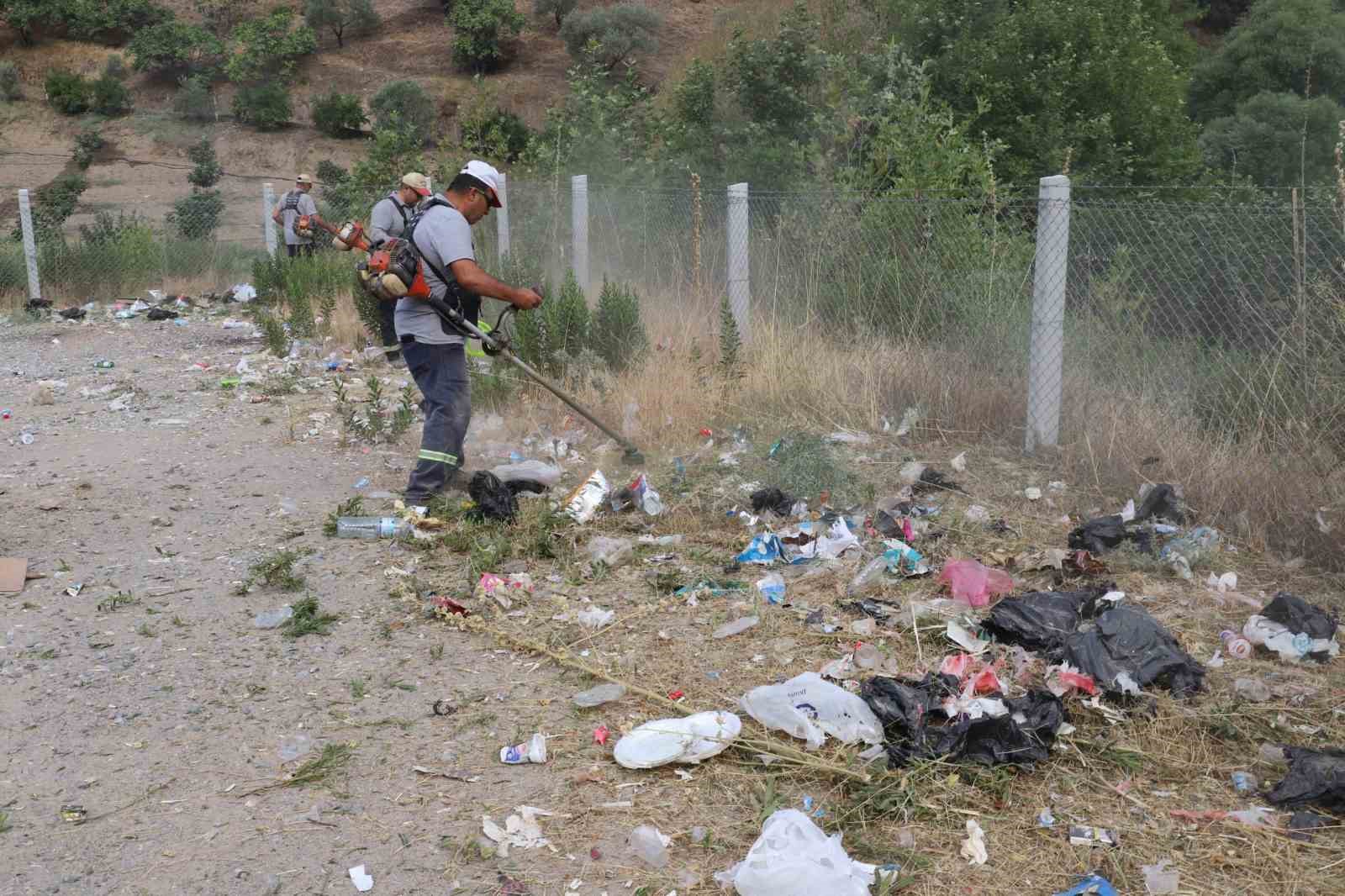 Nazilli’de doğaya bırakılan 3 kamyon çöpü topladılar