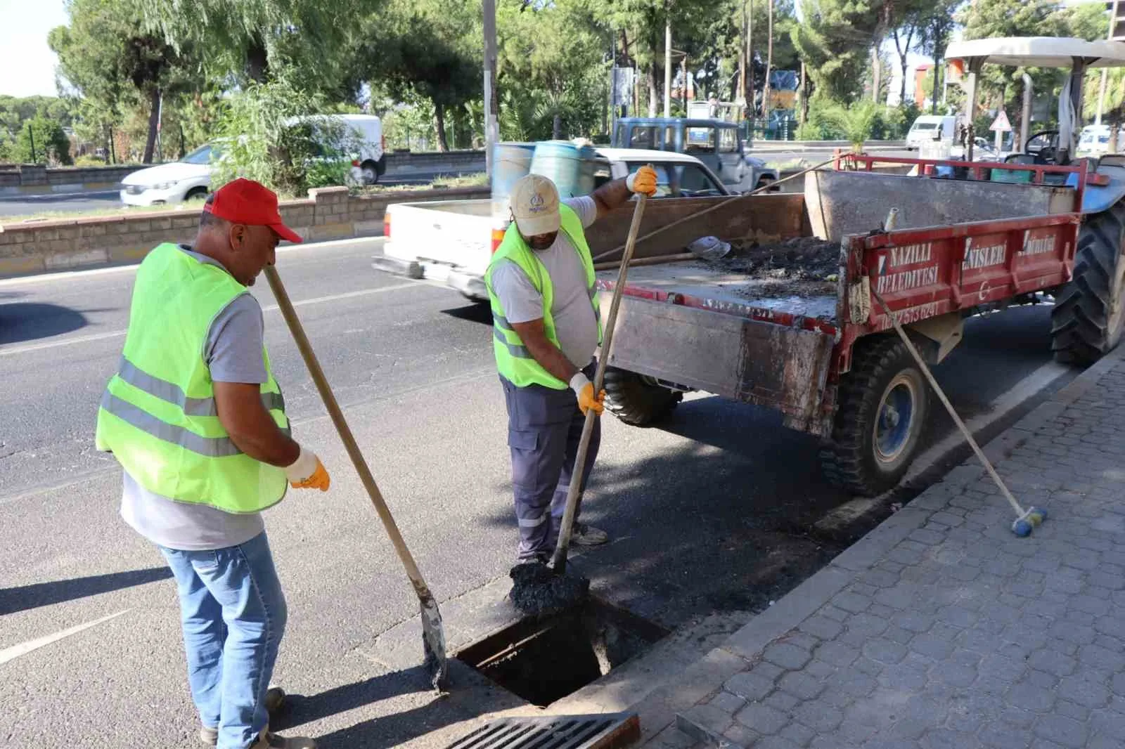 Nazilli’de karayolu güzergahı üzerinde mazgal temizliği yapıldı