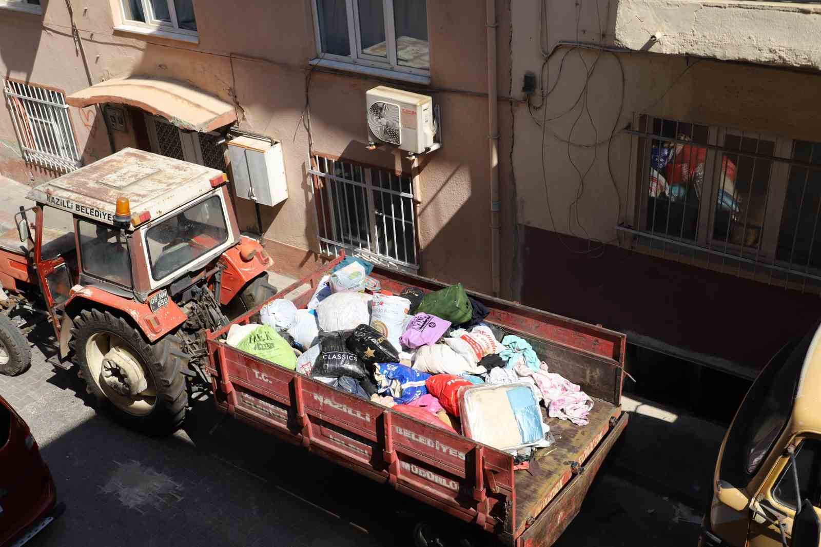 Nazilli’deki çöp evden 7 kamyon çöp çıkartıldı