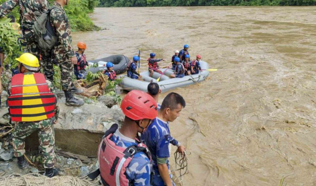 NEPAL'DE ŞİDDETLİ YAĞIŞLARIN YOL