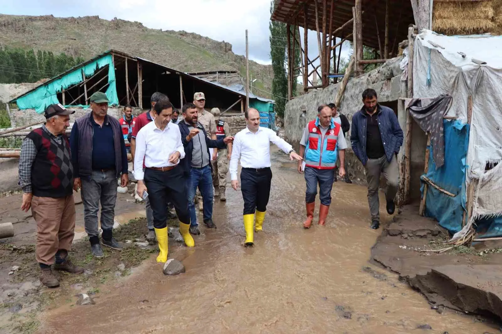 Oltu’da sağanak yağış sele dönüştü