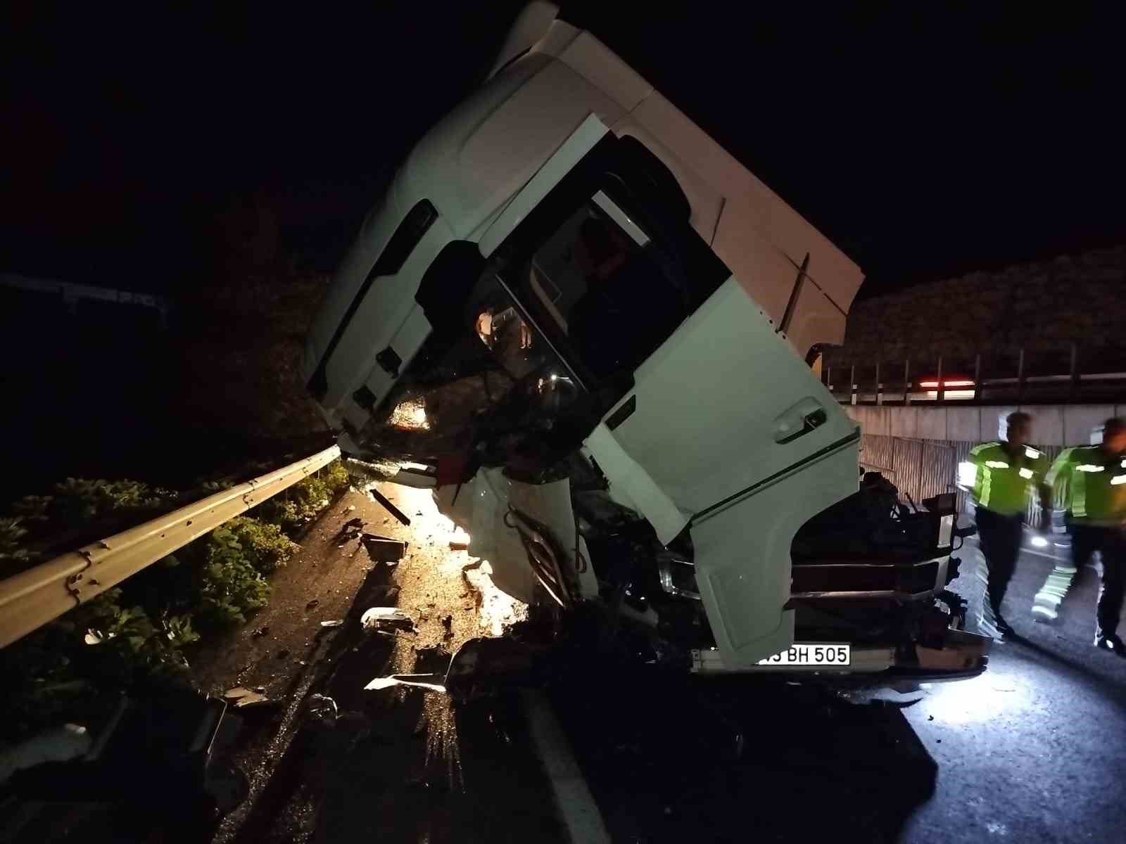 Önünde seyreden araca çarpan tırın sürücüsü yaralandı