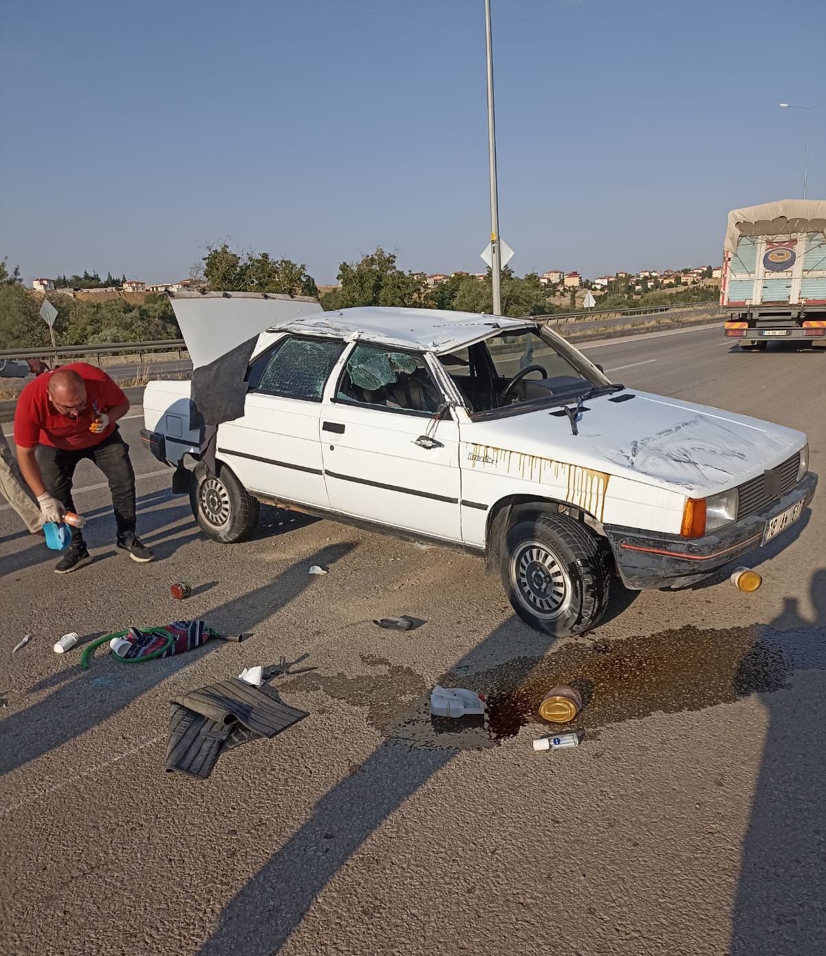 ANKARA’DA ÖNÜNDEKİ OTOMOBİLE ÇARPMAMAK İÇİN MANEVRA YAPAN SÜRÜCÜNÜN ARACI KONTROLDEN