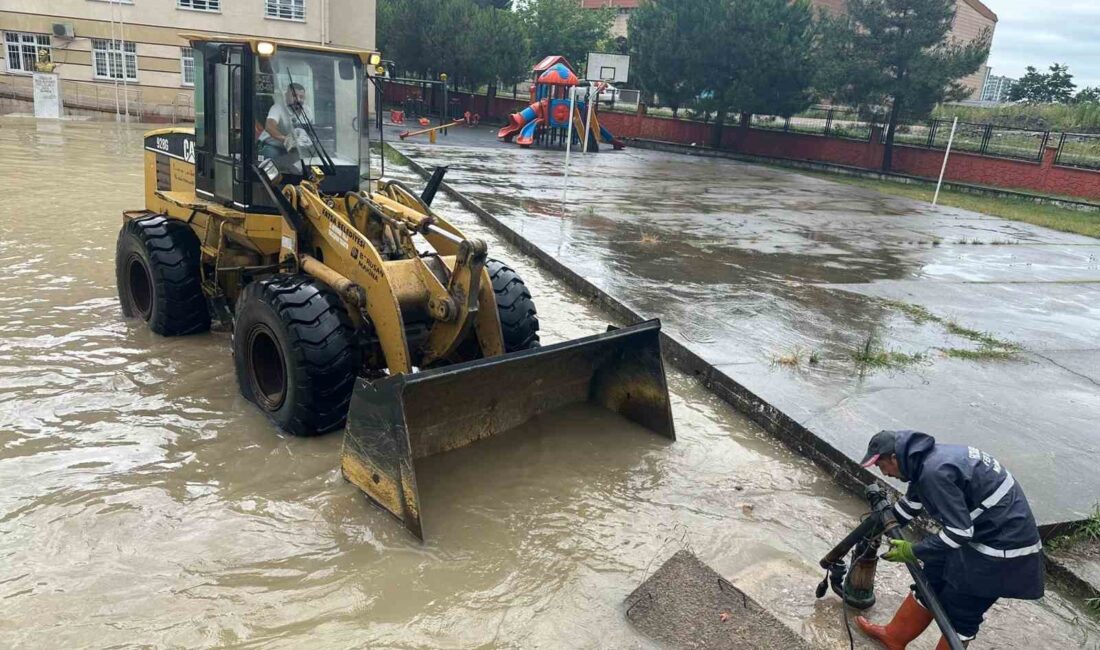 OKUL BAHÇESİNDE SU BASKINI