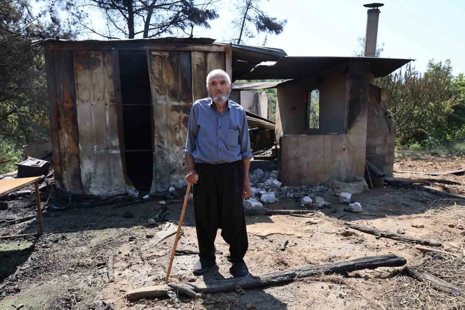 Orman yangınında evi yanan yaşlı adam: “80 yıllık evim başımıza yıkıldı”