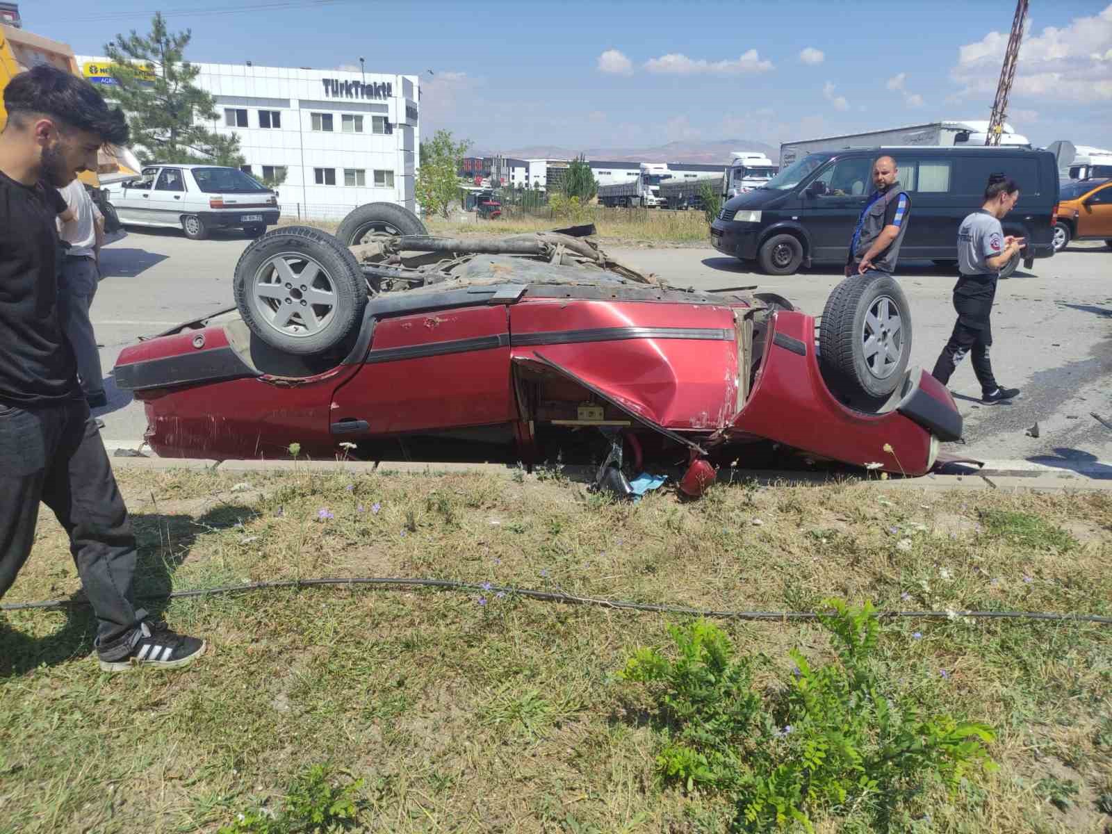 ANKARA’NIN AKYURT İLÇESİ ÇANKIRI BULVARINDA, OTOMOBİLİN KAMYONA ARKADAN ÇARPMASI SONUCU