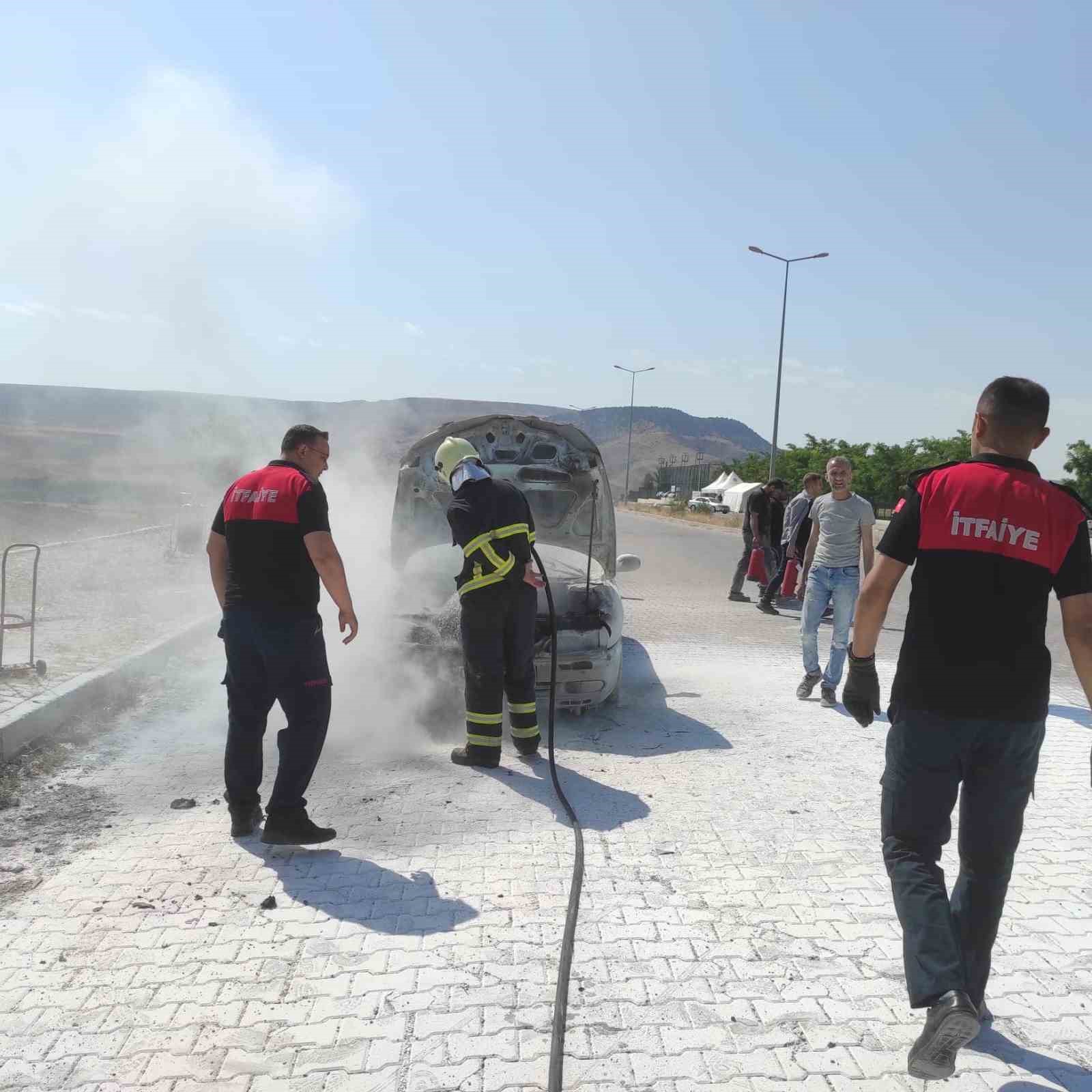 Otomobilde çıkan yangını itfaiye ekipleri söndürdü