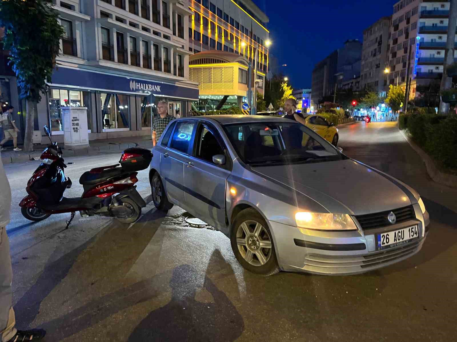 Otomobile çarpan elektrikli bisiklet sürücüsü yaralandı