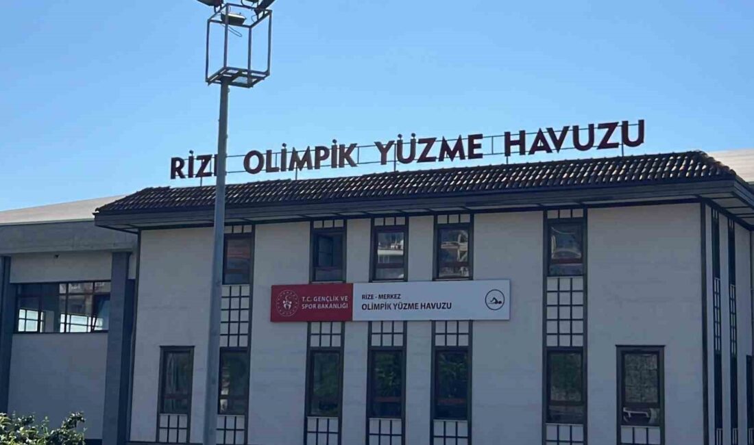 RİZE’DE YÜZME HAVUZUNDA YÜZEN