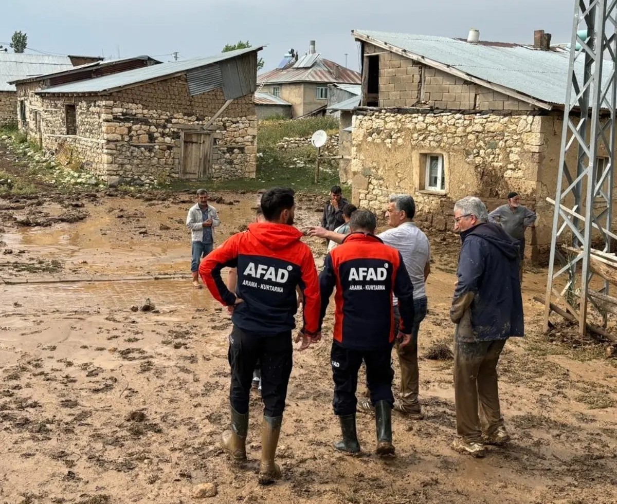 Sağanak yağış Tercan’da sel, su baskınlarına neden oldu