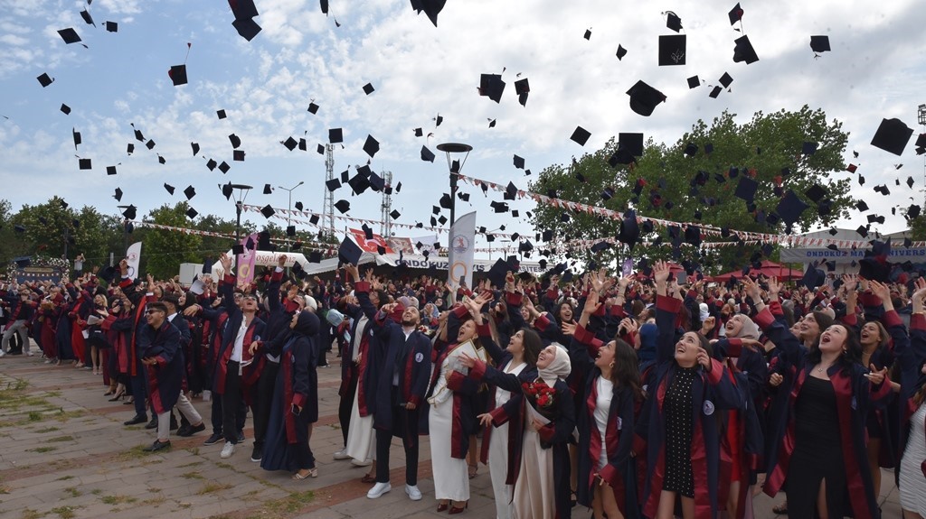 Sağlık Hizmetleri MYO’da 864 öğrencinin mezuniyet heyecanı