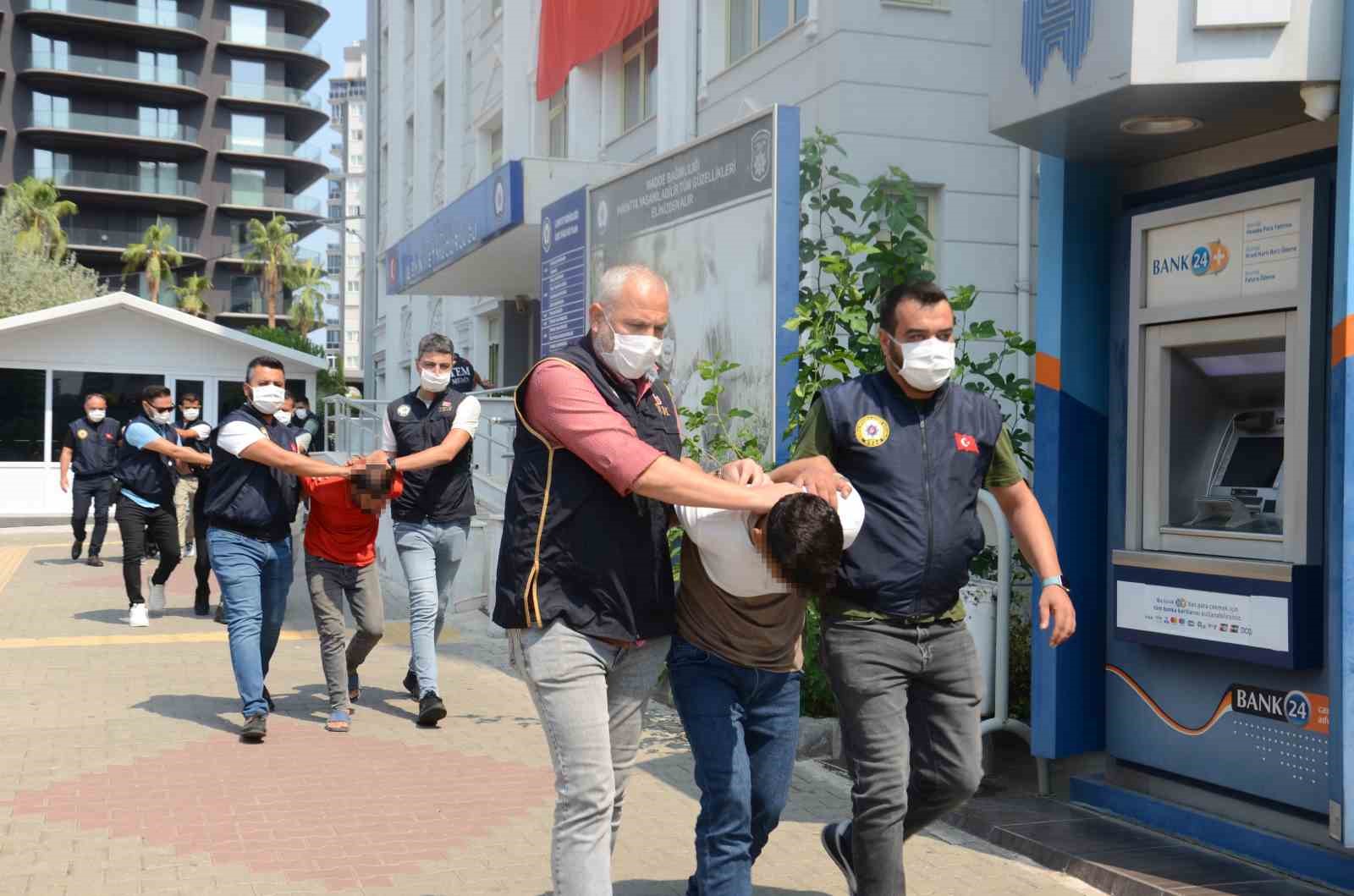 Sahilde terör halayı çeken gruptan gözaltına alınan 9 şahıs adliyeye sevk edildi