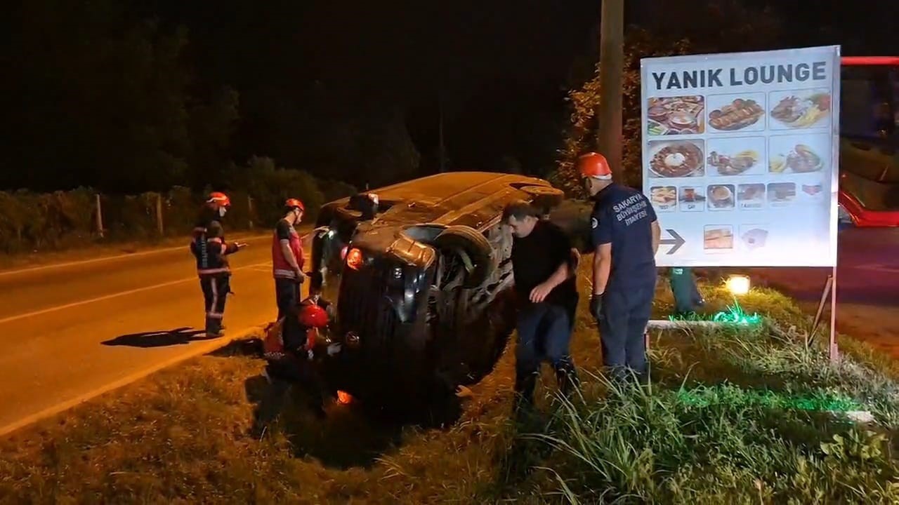 Sakarya’da turistleri gezdiren minibüs kanala devrildi: 1 yaralı