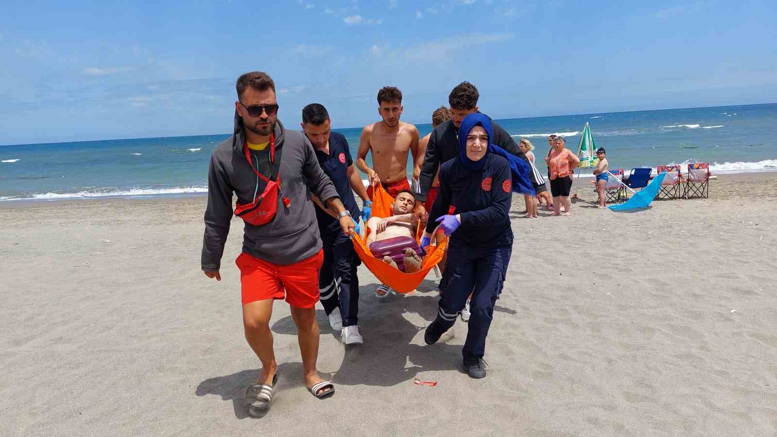 Samsun’da boğulma tehlikesi geçiren genci vatandaşlar kurtardı