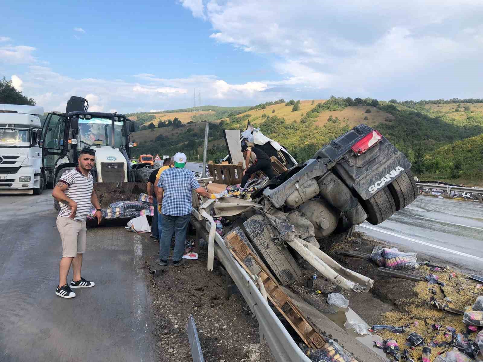 Samsun’da makarna yük tır devrildi