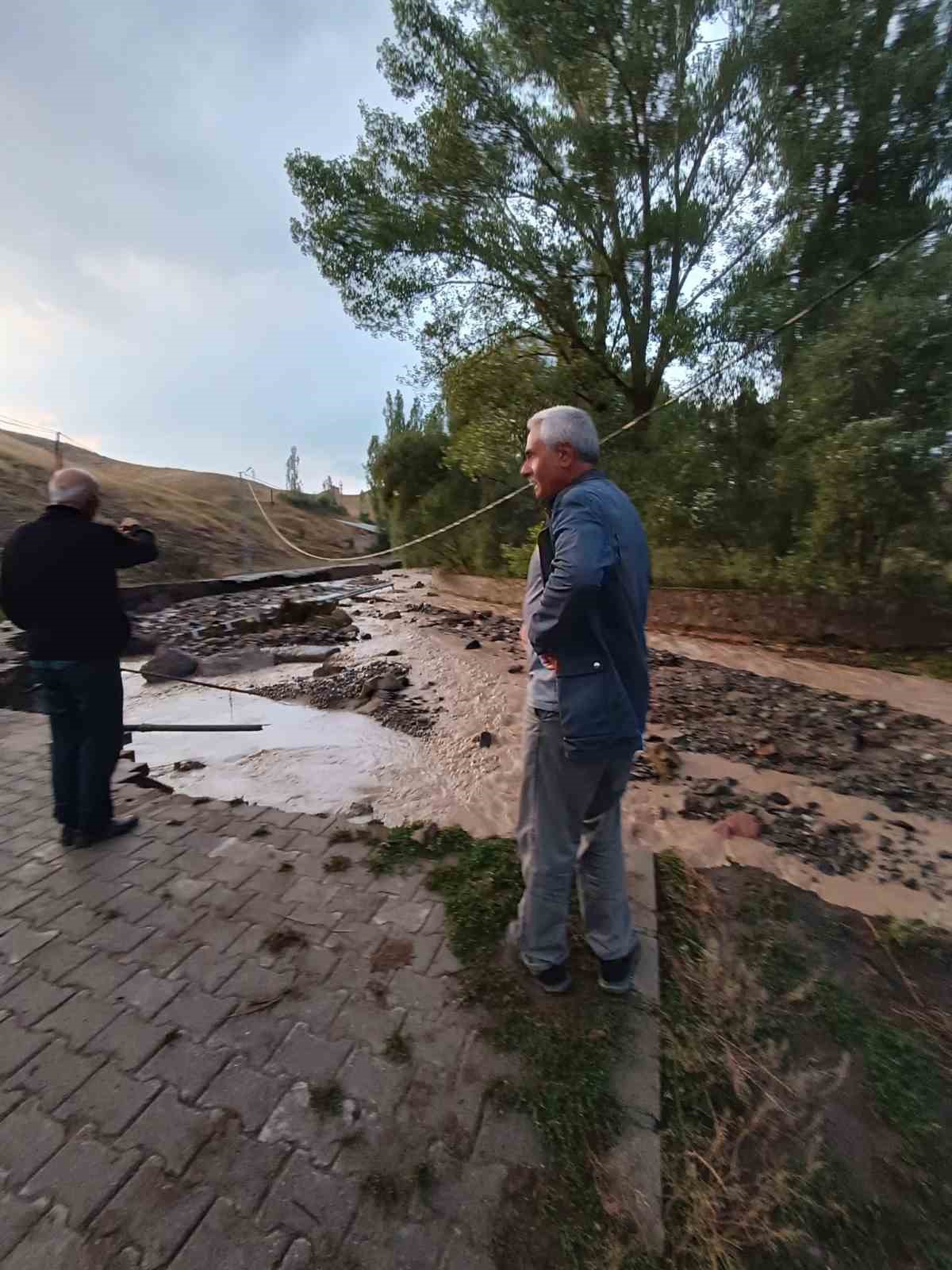 Sarıkamış’ı sel vurdu: Yollar yıkıldı, evleri su bastı