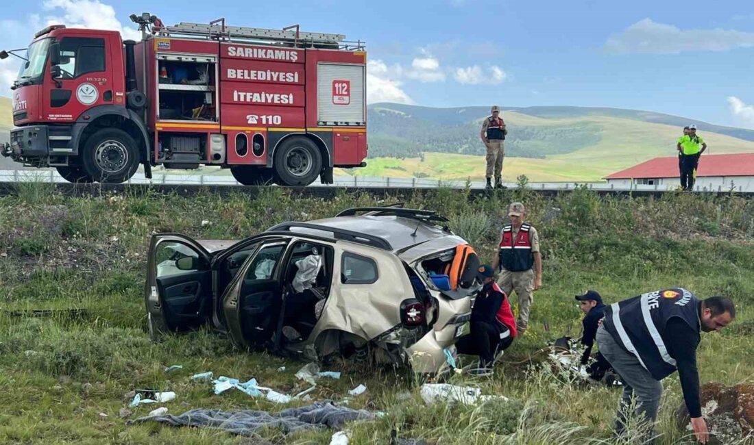 SARIKAMIŞ'TA YOLDAN ÇIKAN OTOMOBİL