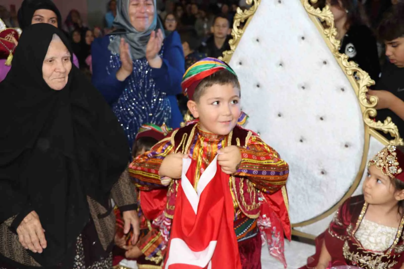 Şehidin emaneti şanlı Türk bayrağını torununa verdi